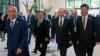 O'zbekiston Prezidenti Islom Karimov (chapda), Rossiya rahbari Vladimir Putin (o'ngdan ikkinchi) va Xitoy Prezidenti Si Zinpin (o'ngda) ShHT sammiti yig'inidan chiqib kelmoqda, Toshkent, O'zbekiston, 24-iyun, 2016-yil.