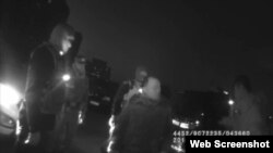 2018年1月19日清晨，北京維權律師余文生公開提出修憲建議一天后遭便衣警察強行帶走。 （警方執法記錄視頻截圖)