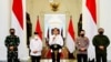 Presiden Jokowi didamping Wapres Ma’ruf Amin, Palingma TNI, Kapolri dan KSAL dalam telekonferensi pers di Istana Merdeka, Jakarta, Senin (26/4). Presiden memberikan penghargaan kenaikan pangkat kepada 53 awak KRI Nanggala 402 dan Kabinda Papua. (Foto: Biro Pers)
