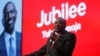 Rais wa Kenya Uhuru Kenyatta akisimama mbele ya bango lililoandikwa jina la chama chake, Jubilee.