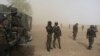 Des militaires camerounais de la Brigade d'intervention rapide assurent la sécurité près d’un hélicoptère à Kolofata, Cameroun, 16 mars 2016. 