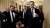 El magnate Elon Musk camina con miembros del Congreso de EEUU por el Capitolio, en Washington, DC, el 5 de diciembre de 2024.