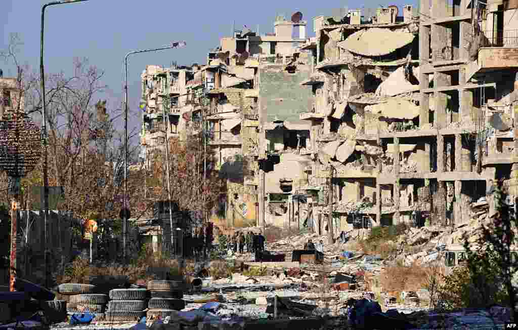 តំបន់ Bustan al-Basha ក្នុង​ក្រុង Aleppo រងការ​បំផ្លិចបំផ្លាញ​ អំឡុងពេល​កងកម្លាំង​គាំទ្រ​រដ្ឋាភិបាល​ស៊ីរី​ធ្វើការ​វាយប្រហារ​ដើម្បី​ទន្រ្ទាន​យក​ក្រុង​ទាំង​មូល​​វិញ​ពី​ក្រុម​ឧទ្ទាម។
