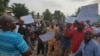 Manifestations de la société civile devant le parlement béninois, à Cotonou, au Bénin, le 26 mars 2017. (VOA/Ginette Fleure Adandé)
