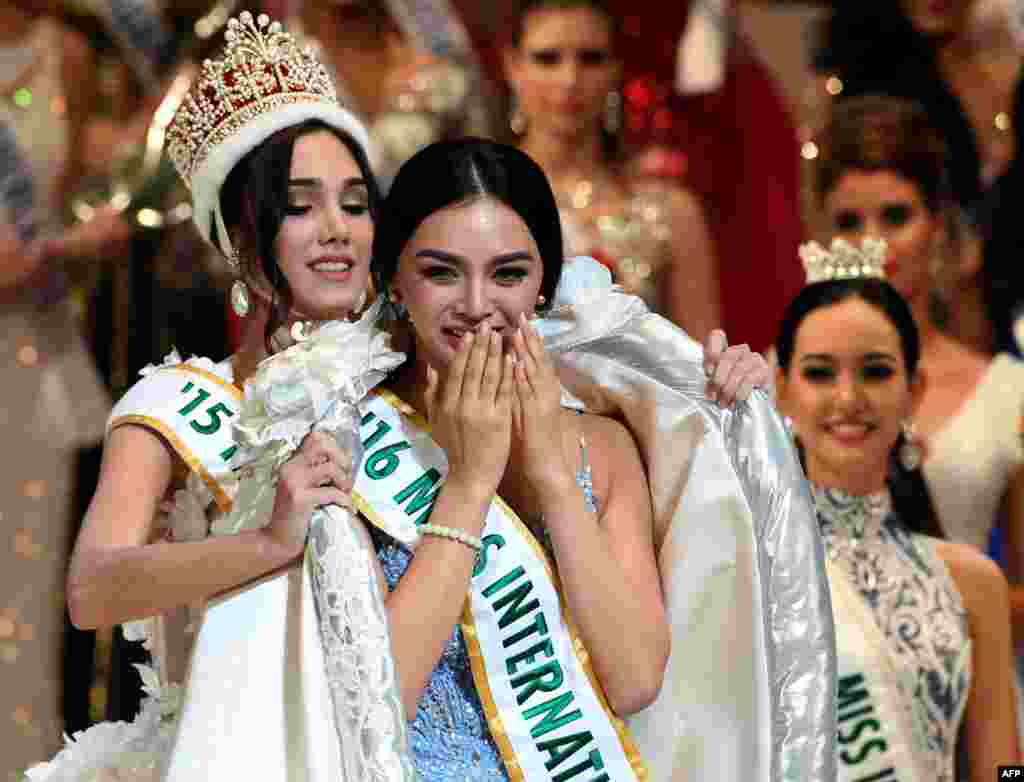 បវរកញ្ញា​អន្តរជាតិ Miss International ឆ្នាំ​ ២០១៦ នាង Kylie Verzonsa មក​ពី​ប្រទេស​ហ្វីលីពីន​ (កណ្តាល) ទទួល​ម្កុដ​ពី​បវរកញ្ញា​អន្តរជាតិ​ឆ្នាំ ២០១៥ នាង Edymar Martinez មក​ពី​ប្រទេស​វេណេស៊ុយអេឡា​ (ខាង​ឆ្វេង) នៅ​វគ្គ​ផ្តាច់ព្រ័ត្រ​នៃ​ការ​ប្រកួត​បវរកញ្ញា​អន្តរជាតិ​ ក្នុង​ក្រុង​តូក្យូ​ ប្រទេស​ជប៉ុន។&nbsp;