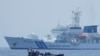 Boat Garda Pantai Filipina melewati kapal Garda Pantai Jepang Akitsushima dalam latihan bersama antara AS, Jepang, Filipina di dekat Laut China Selatan, di Provinsi Bataan, Filipina, 6 Juni 2023. (Foto: Aaron Favila/AP Photo)