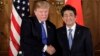 美国总统川普与日本首相安倍晋三在联合记者会前握手。（2107年11月6日）