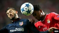 Eliseu du SL Benfica, à droite, engagé dans un duel avec Yannick Carrasco de Atletico de Madrid en Ligue des champions, Portugal, le 8 décembre 2015.