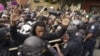 La police et les manifestants convergent lors d'une manifestation, le mercredi 23 septembre 2020, à Louisville, Kentucky. (AP Photo/John Minchillo)