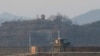 한국 경기도 파주 인근 비무장지대(DMZ)의 남측 초소와 멀리 보이는 북측 초소.