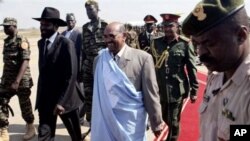 Rais wa Sudan Omar al-Bashir, kati, akisindikizwa na Makamu Rais Salva Kiir Mayardit, alipowasili uwanja wa Juba Januari 4, 2011 na kuahidi kuunga mkono maamuzi ya Sudan Kusini.