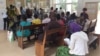 Des patients à la caisse du centre hospitalier régional (CHR), à Lomé, Togo, le 21 mars 2017. (VOA/Kayi Lawson)