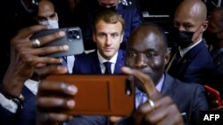 Rais wa Ufaransa Emmanuel Macron, alkipiga picha na watu na baadhi ya watu kwenye mkutano wa Ufaransa na bara la Afrika 2021 huko Montpellier, kusini mwa Ufaransa.