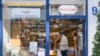 Un homme se tient dans un magasin de vin et de thé à Ludwigsburg, dans le sud de l'Allemagne, le 20 avril 2020. (Photo de THOMAS KIENZLE / AFP)