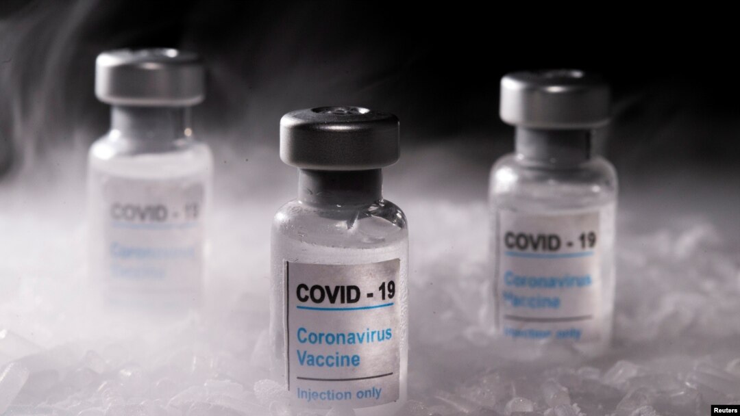 Frascos de vacunas para COVID-19 en hielo seco en esta ilustración del 4 de diciembre de 2020.