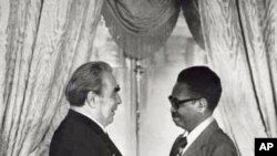 Leonid Brezhev e Agostinho Neto, em Moscovo, em Maio de 1974
