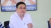 រូបភាព​ឯកសារ៖ លោក ខេន លូ អគ្គលេខាធិការ​របស់​តំណាង​សមាគម​រោងចក្រ​កាត់ដេរ​នៅ​កម្ពុជា​ហៅ​កាត់​ថា ​GMAC នៅ​ក្នុង​រោងចក្រ​មួយ​ក្នុង​ទីក្រុង​ភ្នំពេញ កាល​ពី​ថ្ងៃ​ទី​២៨ ខែ​កក្កដា​ ឆ្នាំ​២០១៦។ (ហ៊ាន សុជាតា/VOA)