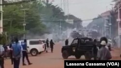 Polícia usa gás lacrimogéneo para dispersar manifestantes em Bissau, Guiné-Bissau