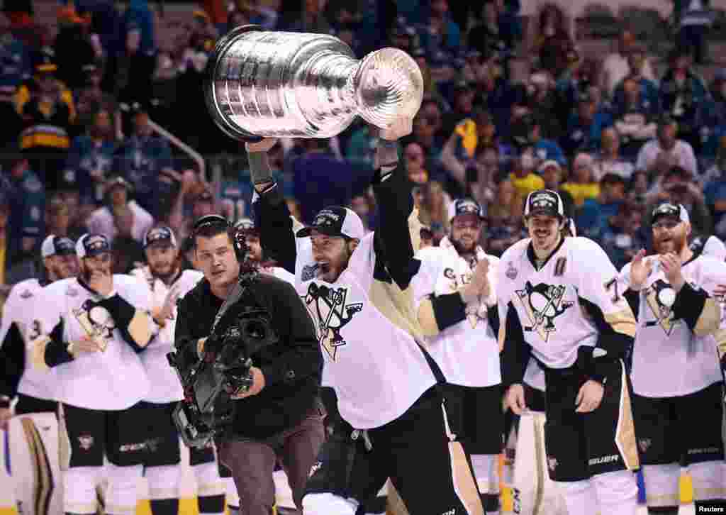 កីឡាករ​ Matt Cullen (លេខ៧) នៃ​ក្រុម​ Pittsburgh Penguins លើក​ពាន​រង្វាន់​ Stanley Cup បន្ទាប់​ពី​យក​ជ័យជម្នះ​លើ​ក្រុម San Jose Sharks នៅ​ក្នុង​ការ​ប្រកួត​ហ្គេម​ទី​ប្រាំមួយ​នៃ​ការ​ប្រកួត​ពានរង្វាន់​​កីឡា​ហុកឃី​លើ​ទឹកក​ក Stanley Cup Final 2016 នៅ​ឯ​មជ្ឈមណ្ឌល SAP ក្នុង​ក្រុង San Jose។