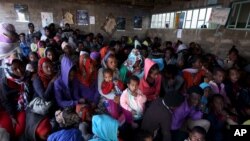 Wakimbizi wa Eritrea wakingoja kuingia katika kambi ya Indabaguna katika mkoa wa Tigrai February 9, 2016.
