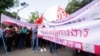 រូប​ឯកសារ៖ ក្រុម​សហជីព​​និង​សមាគម​ប្រមាណជាង​២០ ក្រុម​ និង​កម្មករ​​រោងចក្រ​កាត់ដេរ​ សំណង់​ ក្រុម​អ្នក​បររ៉ឺម៉​កង់បី​ និង ក្រុម​យុវជន​ជាង ១០០០ នាក់ប្រារព្ធ​​ទិវា​ពលកម្ម​អន្តរជាតិខួប​លើក​ទី​១៣១​ នៅ​រាជ​ធានី​ភ្នំពេញ ថ្ងៃទី០១ ខែ​ឧសភា ឆ្នាំ២០១៧​។ (ខាន់ សុគុំមនោ​/ VOA)