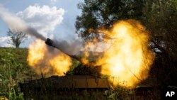 Jeshi la Ukraine larusha makombora kuelekea upande wa wanajeshi wa Russia katika jimbo la Kharkiv, Julai 27, 2022. Picha ya AP