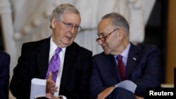 Le chef de la majorité au Sénat Mitch McConnell et le chef de la minorité au Sénat Chuck Schumer.