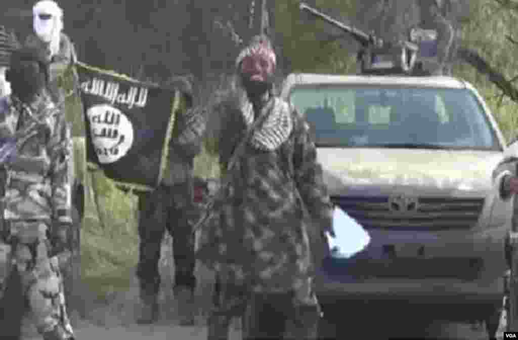 Abubakar Shekau, chef du mouvement extrémiste islamiste Boko Haram, dit qu’il n’est pas mort et déclare avoir créé un califat dans le Nord du Nigéria, dans une vidéo dont l’AFP a obtenu une copie.
