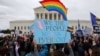 资料照片:LGBTQ活动人士和支持者在美国最高法院外集会。(2019年10月8日)