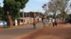 Dans les rues de Koutiala, au Mali, le 8 février 2017. (VOA/Alou Cissé)
