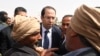 Le Premier ministre tunisien Youssef Chahed s'entretient avec quelques personnes à son arrivée dans la ville de Tataouine, le 27 avril 2017.
