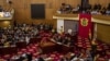Le Parlement avait été suspendu une première fois fin octobre, en raison de tensions entre les députés du NPP et ceux du National Democratic Congress.