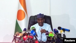 Waziri Mkuu mteule aliyeteuliwa na utawala wa kijeshi wa wa Niger Ali Mahamane Lamine Zeine akizungumza wakati wa mkutano na waandishi wa habari katika mji mkuu Niamey, Niger Septemba 4, 2023.
