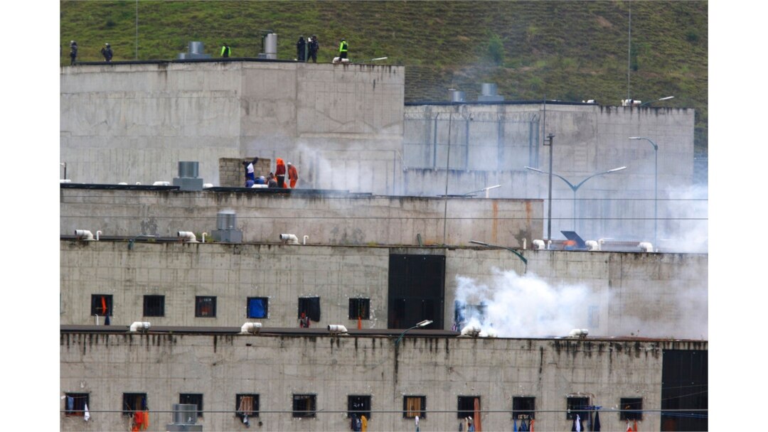Gases lacrimógenos se elevan desde partes de la cárcel de Turi, en Cuenca, Ecuador, durante los motines ocurridos el martes 23 de febrero de 2021.