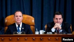 លោក Adam Schiff ប្រធាន​គណៈកម្មាធិការ​ស៊ើបអង្កេត​របស់​សភា​ និង​លោក Devin Nunes ដែល​ជា​សមាជិក​ជាន់​ខ្ពស់​នៃ​គណៈកម្មាធិការ​នោះ ស្តាប់​សក្ខីកម្ម​របស់​លោក​ឯកអគ្គរដ្ឋទូត Gordon Sondland កាលពី​ថ្ងៃទី២០ ខែវិច្ឆិកា​ ឆ្នាំ២០១៩។