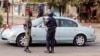 Une voiture de mariés stoppée par un policier lors d'une manifestation contre la vie chère à Dakar le 30 mars 2008.