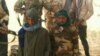 Des hommes du Gatia tiennent prisonniers des hommes de la CMA dans la région de Gao, Mali, le 1 décembre 2016. (VOA/Kassim Traoré)