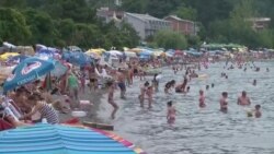 Туристичка сезона во пандемија: Полни плажи и шеталишта, само по некој со маска