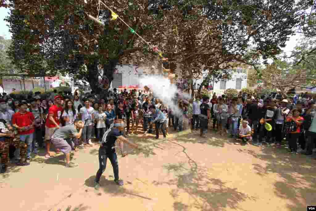 យុវជនខ្មែរមួយករូបលេងល្បែងវាយក្អមក្នុងពិធីមួយដើម្បីប្រារព្ធចូលឆ្នាំខ្មែរនៅវត្តជ្រោយអំពិលខ័ណ្ឌច្បារអំពៅរាជធានីភ្នំពេញកាលពីថ្ងៃសៅរ៍ទី០៩ខែមេសានេះ។ ប្រជាជនខ្មែរប្រារព្ធពិធីបុណ្យចូលឆ្នាំខ្មែរចាប់ពី ថ្ងៃទី ១៣ដល់ទី១៦ខែមេសាឆ្នាំ២០១៦នេះ នៃឆ្នាំវក សត្វស្វា។ (ឡេង ឡែន/VOA)