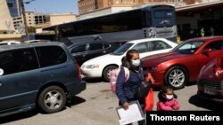 Una mujer guatemalteca y su hija son vistas luego de cruzar la frontera hacia Estados Unidos, en El Paso, Texas, el 6 de marzo de 2021.