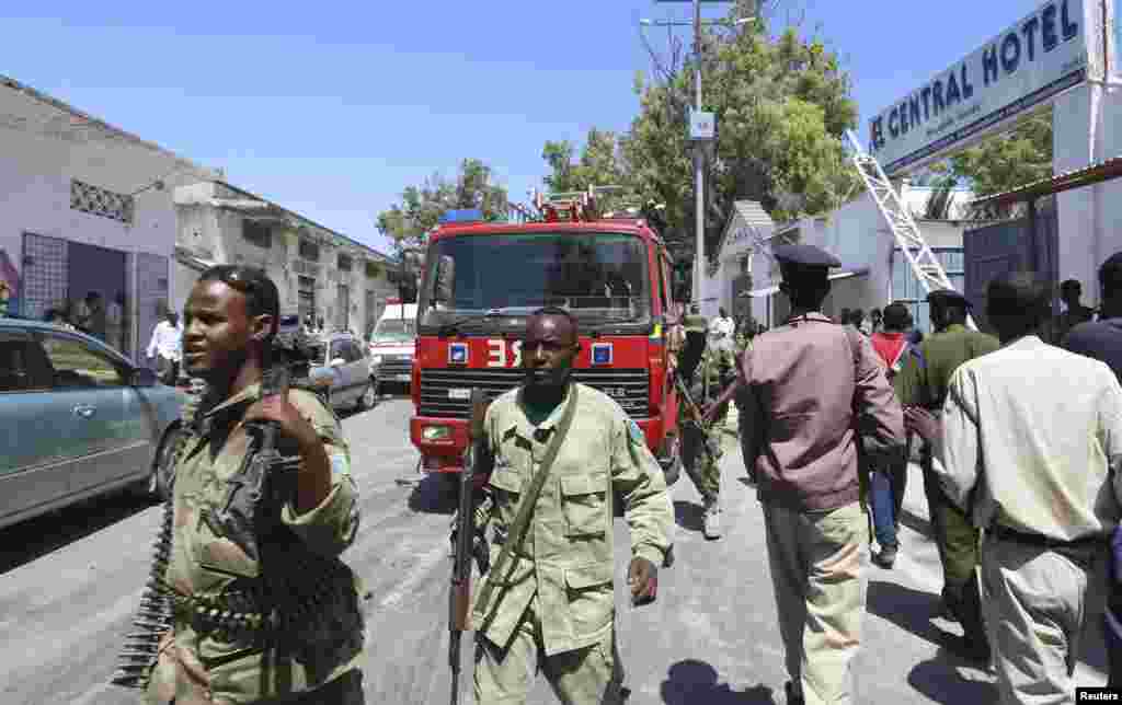 Des agents de sécurité apperçus en dehors de l'hotel Central après une attaque à la bombe à Mogadiscio, en Somalie.