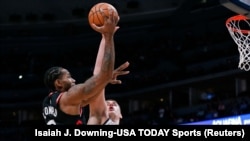 Kawhi Leonard des Raptors de Toronto, à gauche, contre Nikola Jokić des Nuggets, Denver, Colorado, le 16 décembre 2018. (Isaiah J. Downing-USA TODAY Sports)