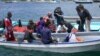 Un ministre tente de dissuader des clandestins comoriens à bord d’un kwassa-kwassa à traverser pour Mayotte, à Dzaoudzi, le 05 mars 2005.