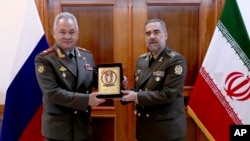 Waziri wa Ulinzi wa Russia Sergei Shoigu (Kushoto) na mwenzake wa Iran Ali Akbar Ahmadian