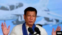 Le président Duterte prenant la parole dans une base militaire à Manille, le 5 juillet 2016.